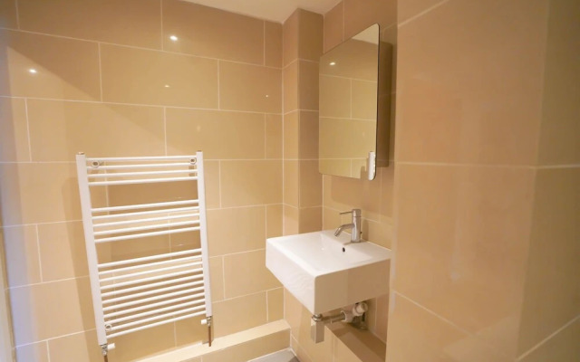 Lovely Balcony Apartment - Central London