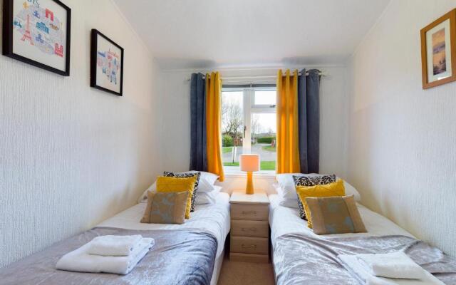 3 Bedroom Partial Lakeview Lodge - Ensuite & Balcony Deck