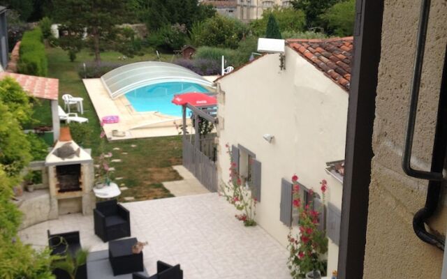Studio in Saint-jean-d'angély, With Private Pool, Enclosed Garden and