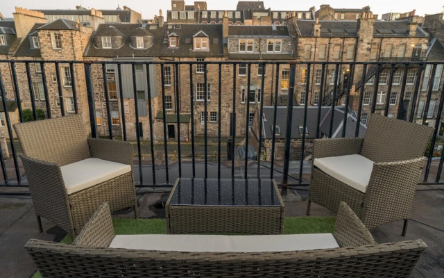 Queen St: Superb Penthouse Flat W/roof Terrace