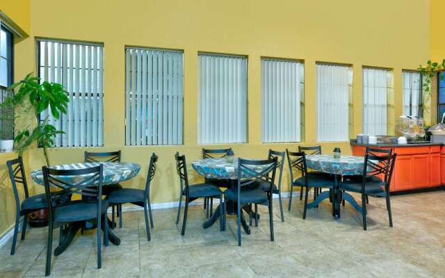 Howard Johnson by Wyndham San Marcos