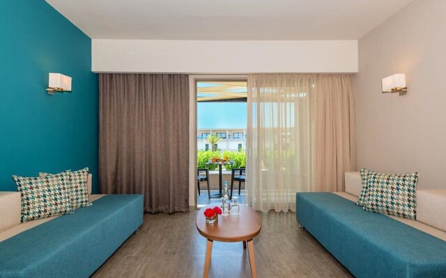 Solimar Aquamarine Resort