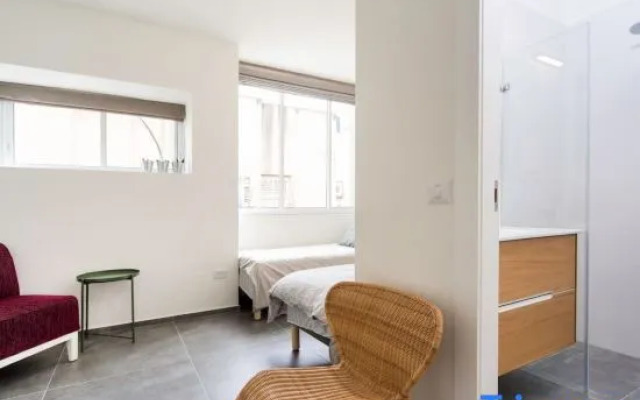 Modern 2BR Apt w Private Parking in City Center