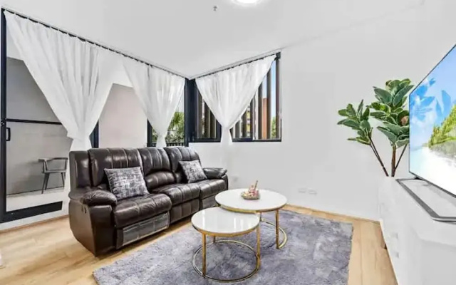 Metawise BnB 2BR Near Airport Pool Gym Train