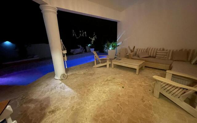 Playa Laguna 65 5 bedroom Villa