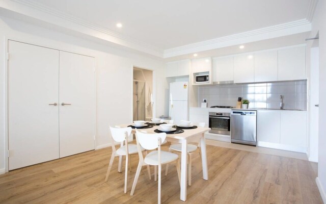 Designer Executive Apartment + Parking near Train