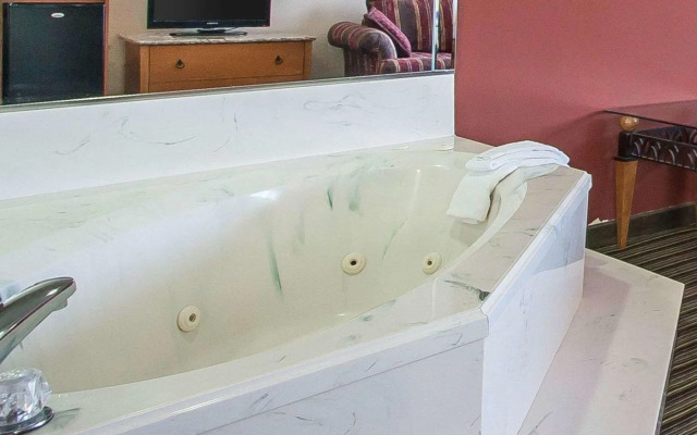 Econo Lodge Inn & Suites