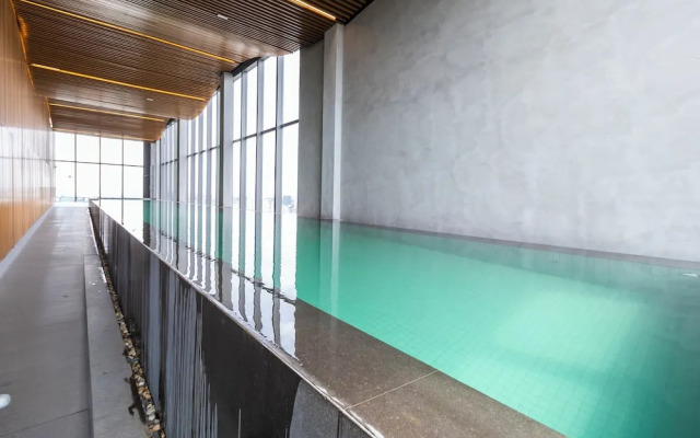 Vista incrível com piscina e AC