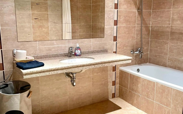 2-bedroom apartment near Bansko with pool and spa