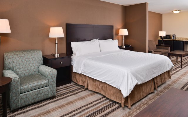Holiday Inn Express Hotel & Suites Emporia Northwest, an IHG Hotel