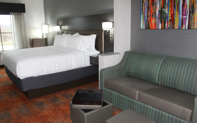 Holiday Inn Express & Suites Shawnee-Kansas City West by IHG