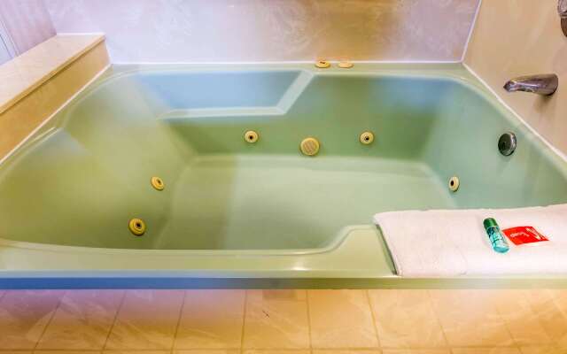 Econo Lodge Inn & Suites Riverside - Corona