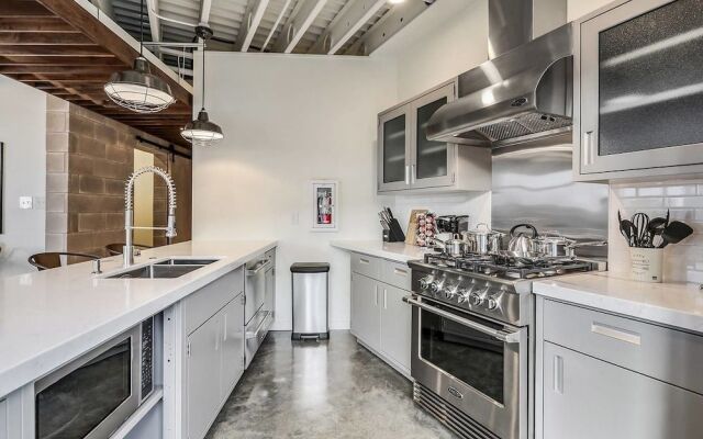 Penthouse 2br/2ba in Warehouse Dist. by Domio