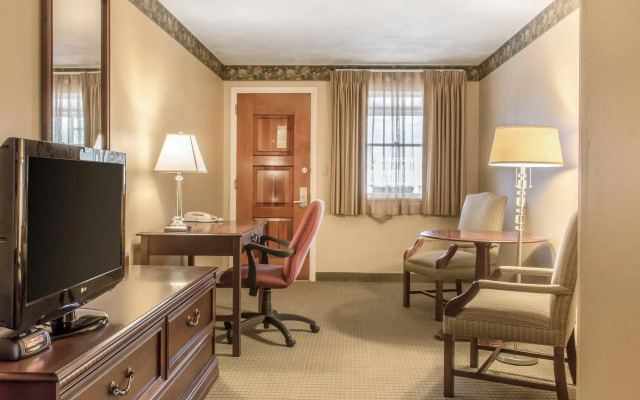 Quality Inn Breeze Manor