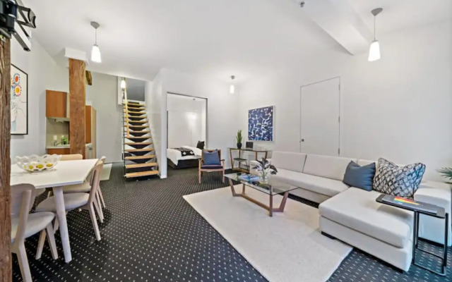 Chic & Spacious CBD Loft - 2 Beds & City