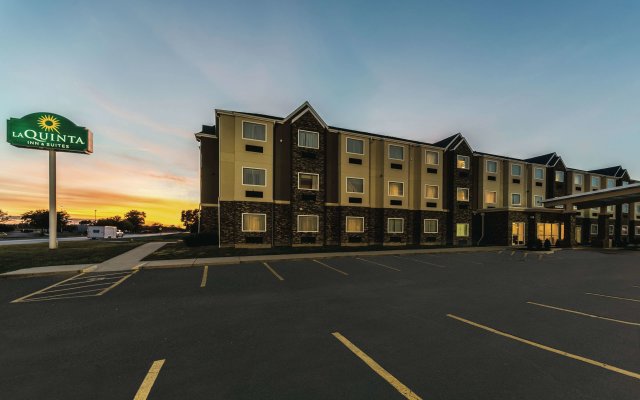 La Quinta Inn & Suites by Wyndham Collinsville - St. Louis