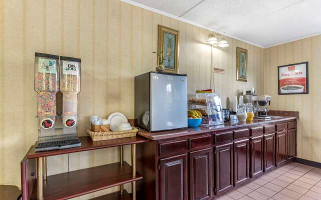 Econo Lodge Inn & Suites