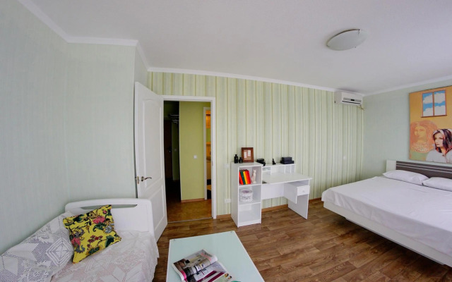 Flatsy at Botanichniy Sad underground