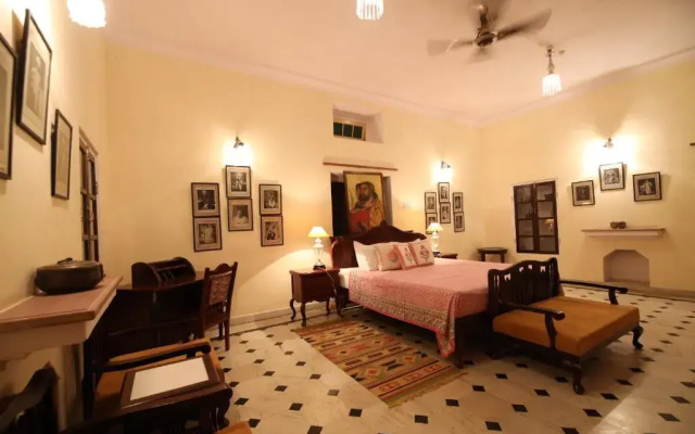 Roop Niwas Kothi, Near Mandawa