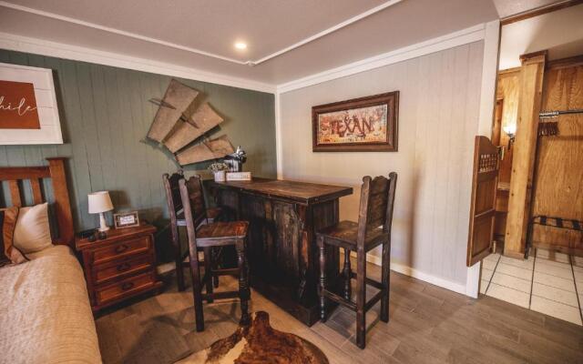 Deluxe Big Texan Multi Suite