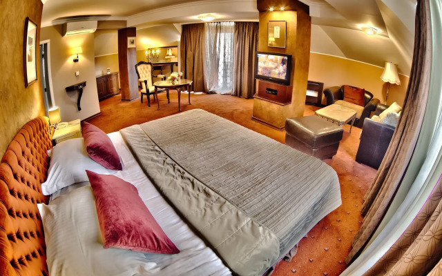 Meg Lozenetz Hotel