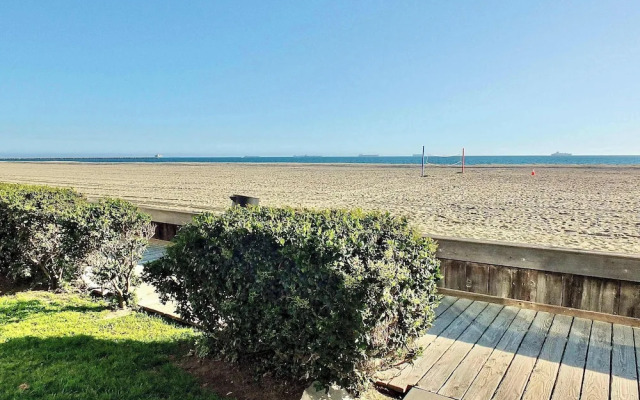 Beach Paradise Stunning 3-story in Long Beach!