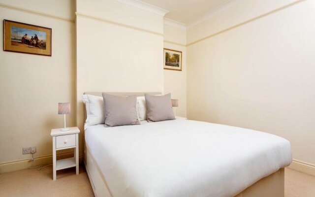 Peaceful by Fulham Palace