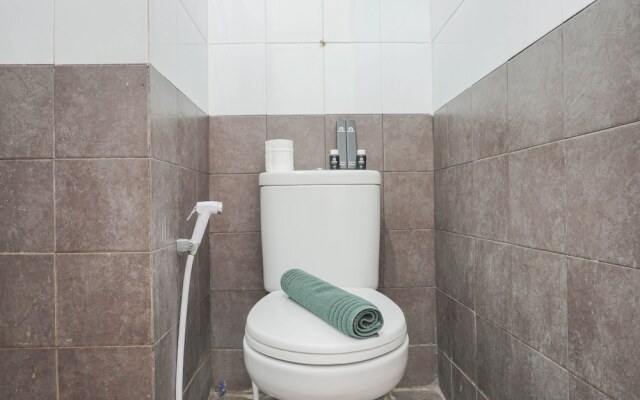 Homey And Comfortable Studio At Green Pramuka City Apartment