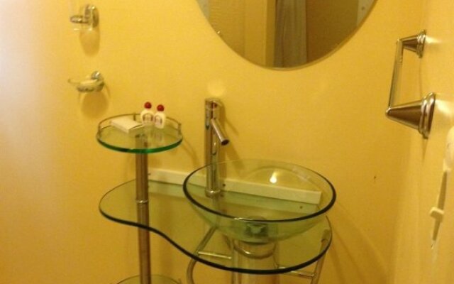 The Crest Inn Suites and Cottages