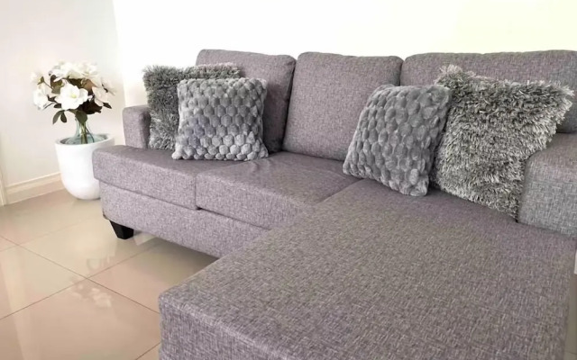 Modern 1BR Condo in Kingston