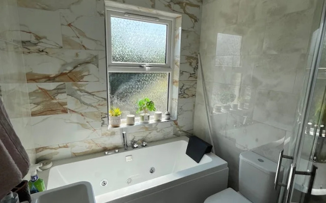 Cardiff - Sleeps 7 - Parking - Jacuzzi - Garden