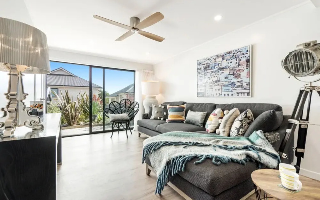 Red Beach Designed Stylish 2 BR Suite