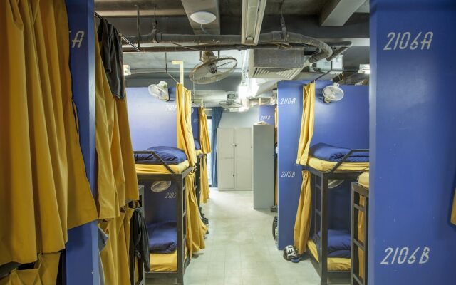 RedDoorz Hostel @ Signature Inn