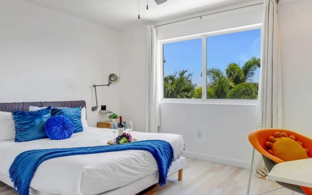 Luxe Lakefront Mansion Waterfront, Pompano Beach