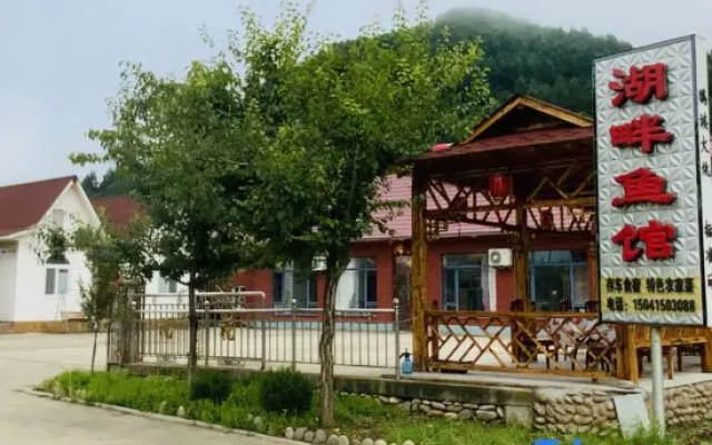 Lake side fish restaurant – Outside – Dandong