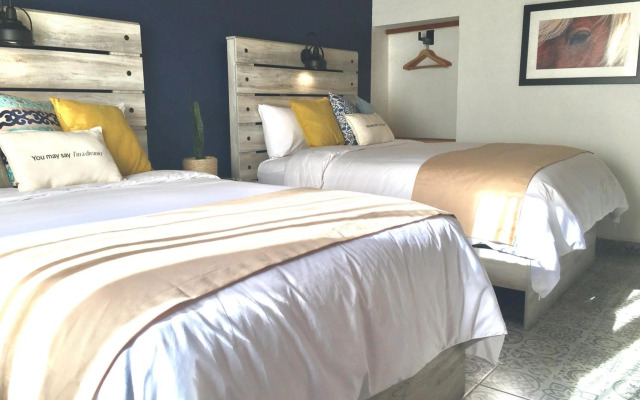 Casa 14 Hotel & Café