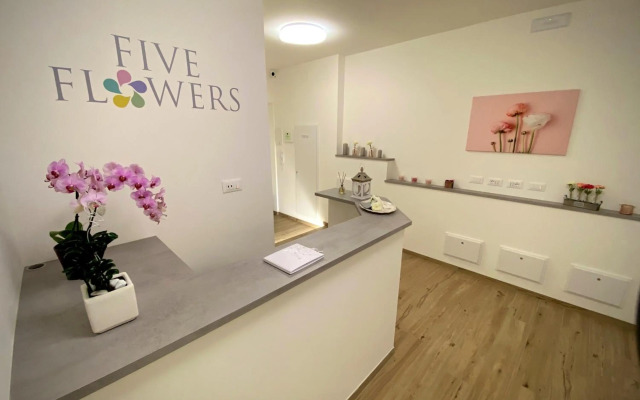 Five Flowers - Guest House