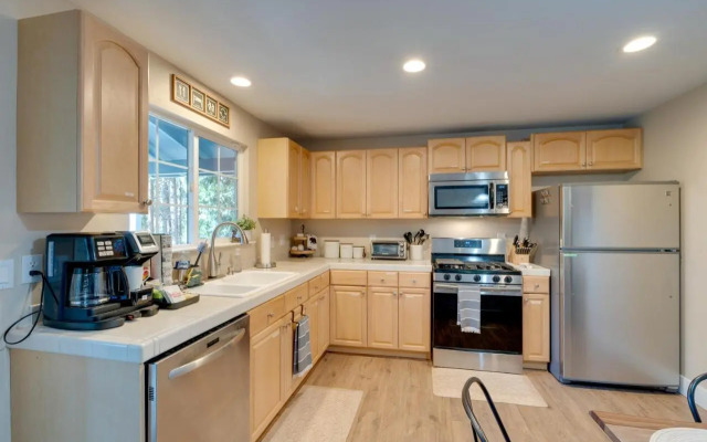 12 Mi to Apple Hill: Family-friendly Cabin Retreat