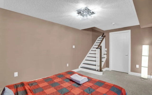 Stylish Mississauga Lower Unit BBQ Yard Paradise