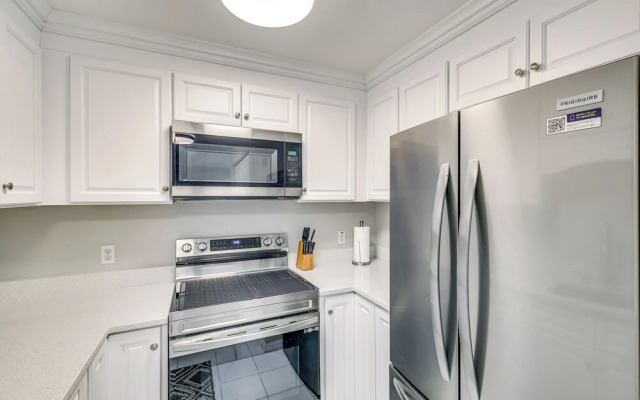 < 1 Mi to Beach: Sleek Naples Condo
