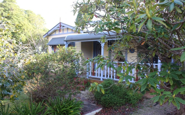 Ambrose Cottage Front Apt