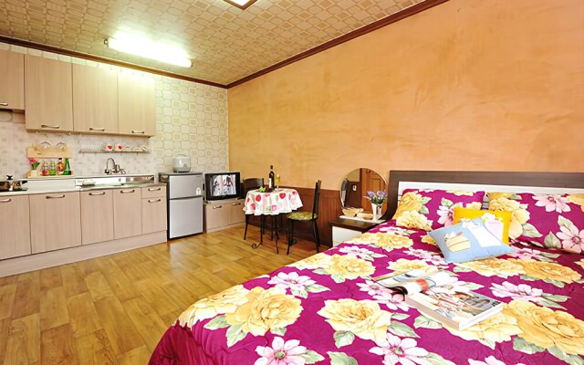 Yeongju Pusoksa Maple Road Pension