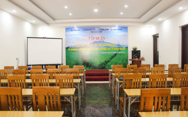 Hoa Binh Hotel By Zuzu