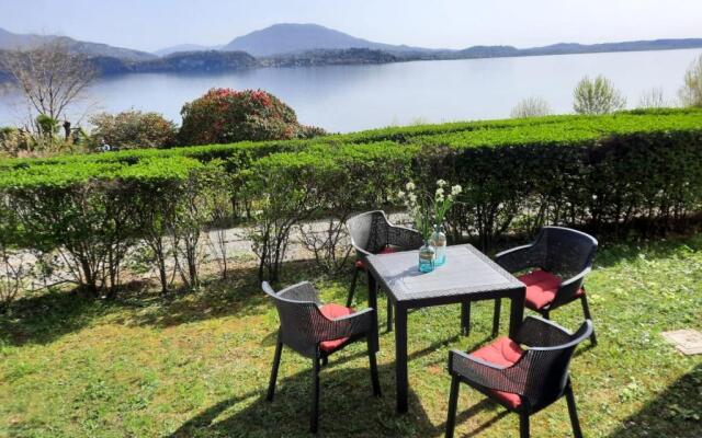 Appartamento GIOIOSA 2 con giardino e vista Lago Maggiore