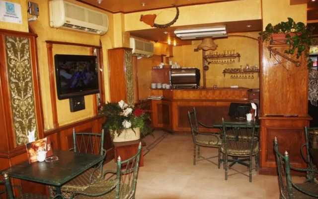 Trio Caroline Hotel