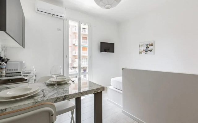 Bright Apt 600mt From Viale Zara!