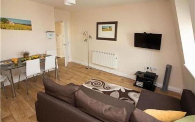 Stayzo Castle Penthouse 16- A Clean Fresh Modern Apartment With Free Wi-fi