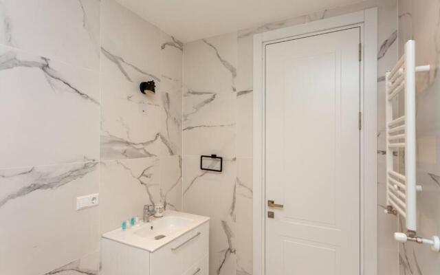 Stylish 2 BR Apartment on Chavchavadze Avenue