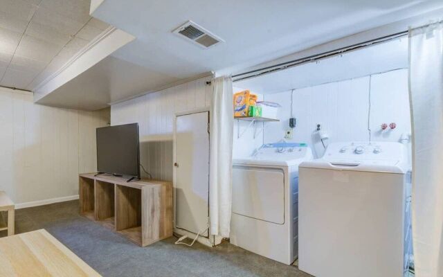 Modern Townhouse w/ Pool Table by Cozysuites