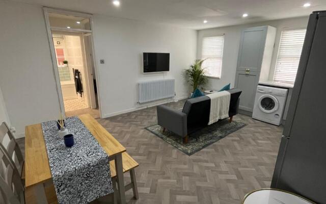 Town centre property with parking/100m from castle